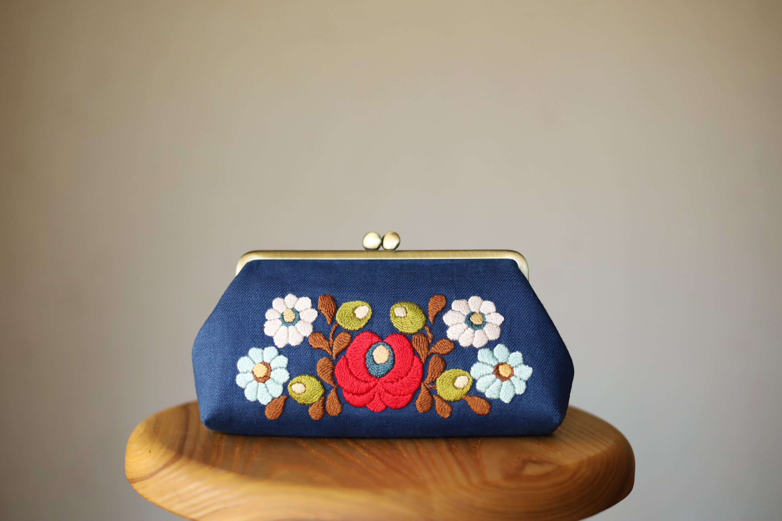 プルシャンブルーリネン　花刺繍　がま口ポーチ　L