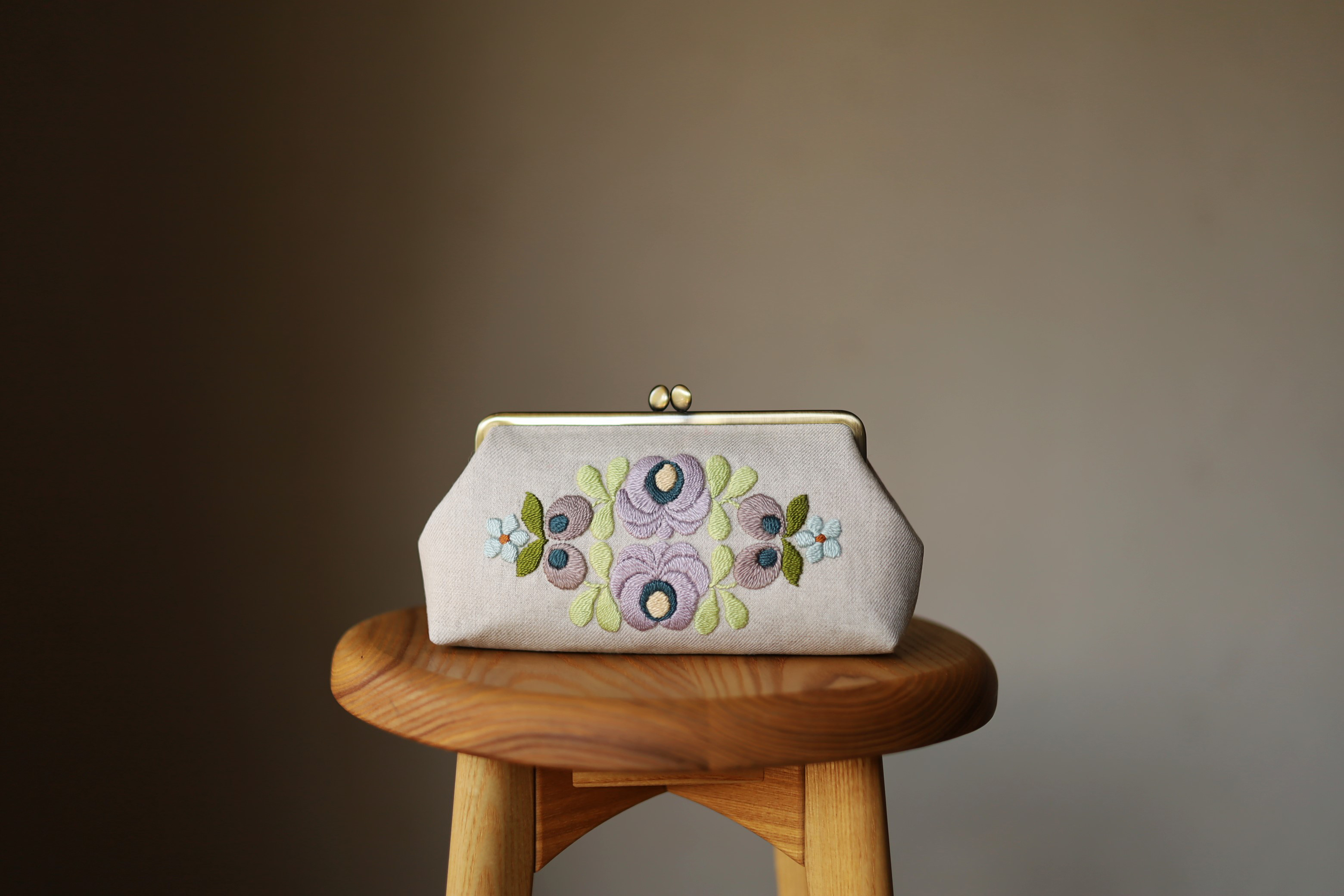 ナチュラルリネン　花刺繍　がま口ポーチ　L