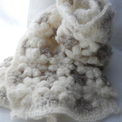 マフラー　受注制作のお品　お花モチーフ編み　オフホワイト×薄茶　チクチクしないアルパカ75% 7枚目の画像