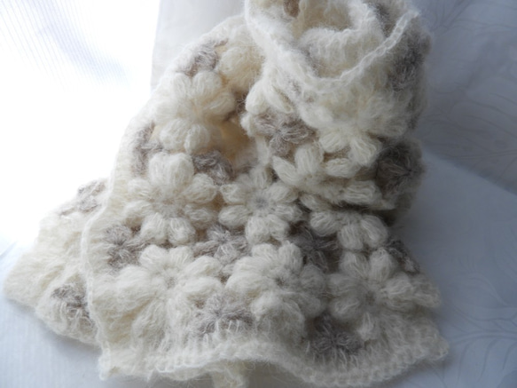 マフラー　受注制作のお品　お花モチーフ編み　オフホワイト×薄茶　チクチクしないアルパカ75% 7枚目の画像