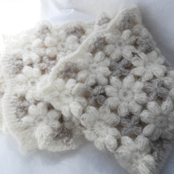 マフラー　受注制作のお品　お花モチーフ編み　オフホワイト×薄茶　チクチクしないアルパカ75% 3枚目の画像