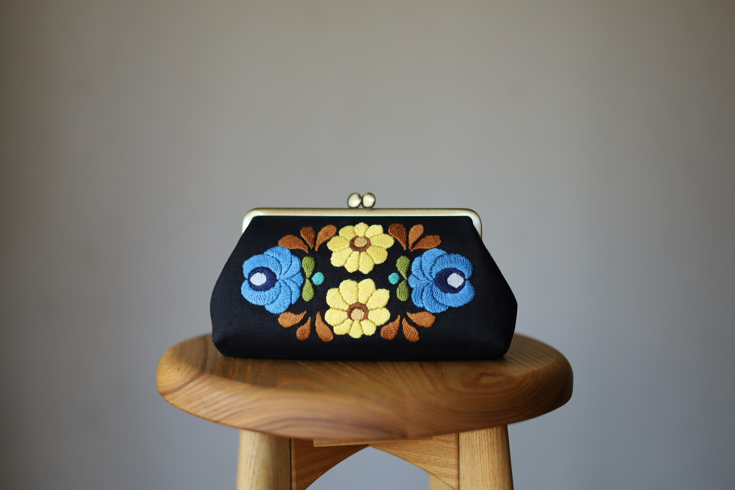 黒リネン　花刺繍　がま口ポーチ　L