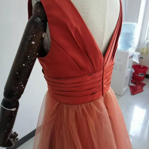 高品質！パーティードレス テラコッタ色 Vネック 背中見せ 花嫁 細見え  