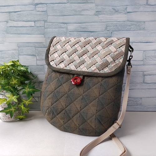 パッチワークのポシェット(深緑)】メッシュワーク蓋付き＊2way