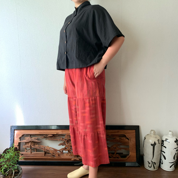 手織り綿ティアードガウチョパンツ　裾さばきも楽しいスカート風　赤絣 5枚目の画像