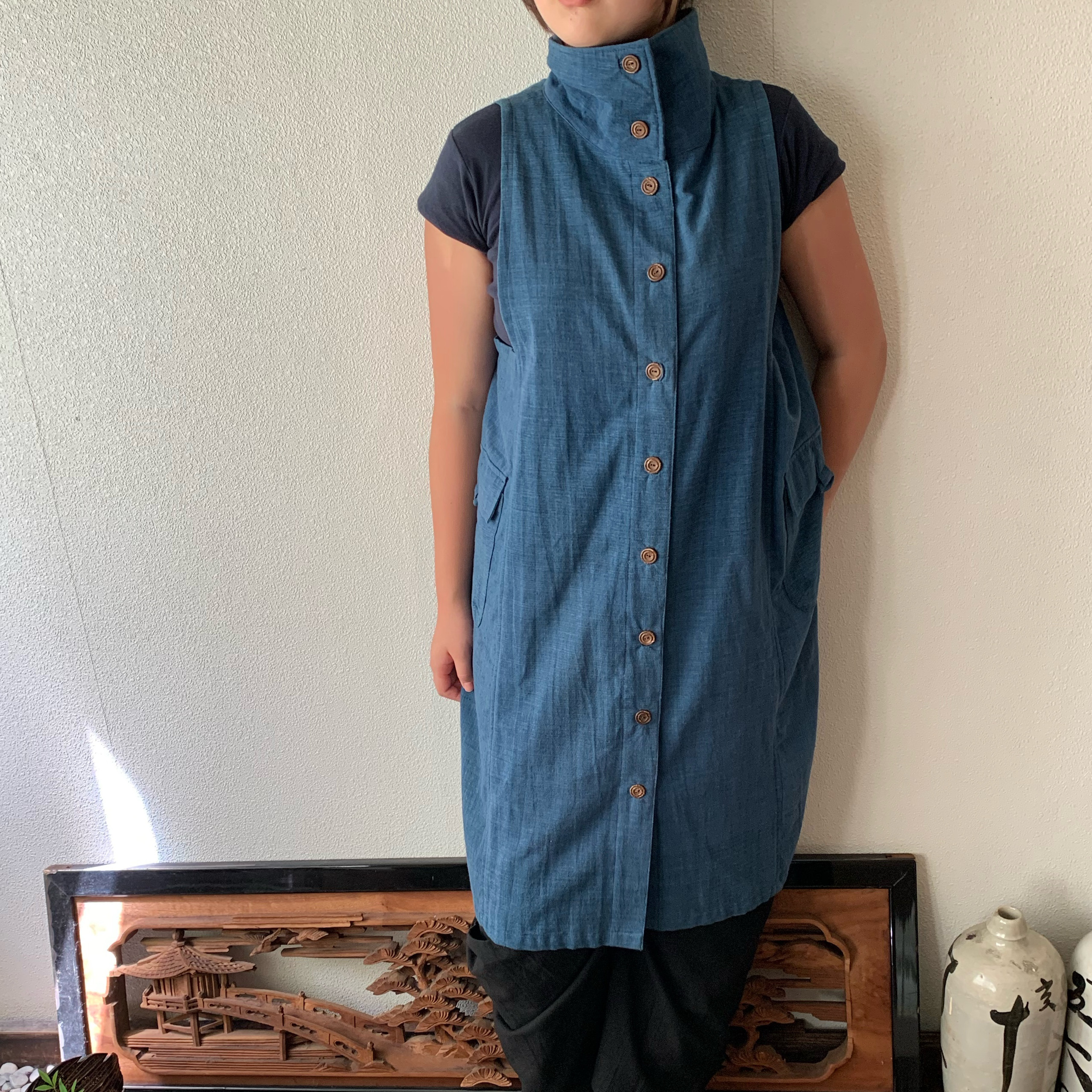 手織り綿のロング丈ベストワンピース　ハイカラーと直線裁ちの脇でシャープなラインが際立つ10年続くロングセラー　青無地