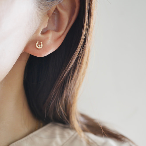 2026年干支 馬】ホースシュー K10/K10WG ジルコニアとパールのピアス