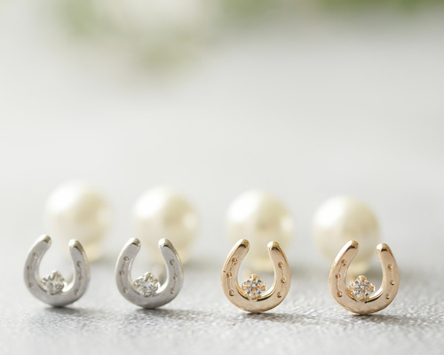 2026年干支 馬】ホースシュー K10/K10WG ジルコニアとパールのピアス