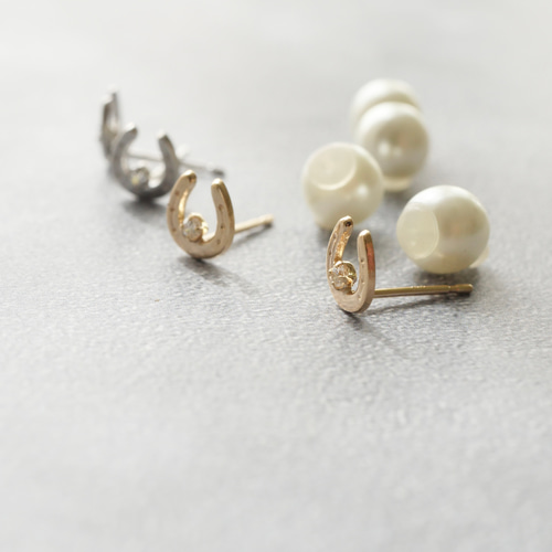 2026年干支 馬】ホースシュー K10/K10WG ジルコニアとパールのピアス