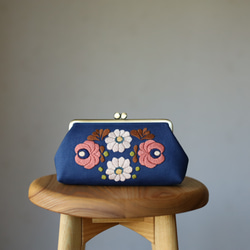 ナチュラルリネン 花刺繍 がま口ポーチ M がま口 Piros virágok 通販