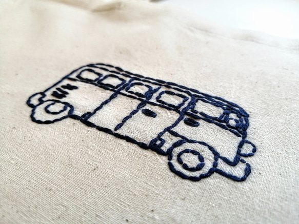 手刺繍の紺色のバス　トートバッグ　ショルダーバッグ　2way　生成り　ワイドマチ 2枚目の画像