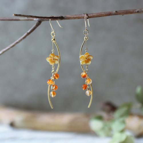 Creema限定 ポイントアップ】秋色のお花と実のボタニカルなピアス