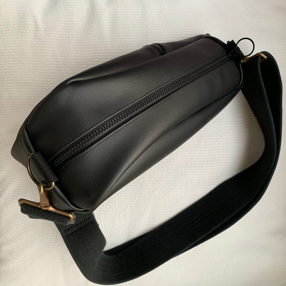 フェイクレザーのしずくバッグ。黒。ジェンダーレスで使いやすい。急な雨にも安心。warabi-no 12枚目の画像