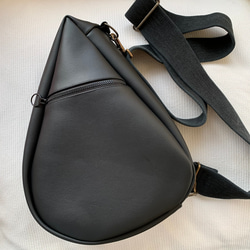 フェイクレザーのしずくバッグ。黒。ジェンダーレスで使いやすい。急な雨にも安心。warabi-no 2枚目の画像