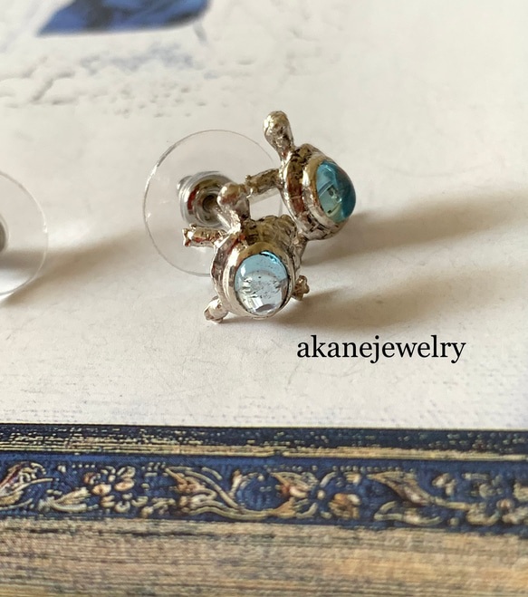 亀の甲羅には青空がある　片耳ブルートパーズと亀のピアス 2枚目の画像