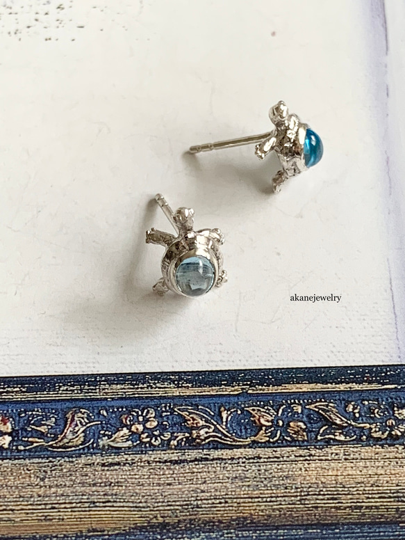 亀の甲羅には青空がある　片耳ブルートパーズと亀のピアス 4枚目の画像