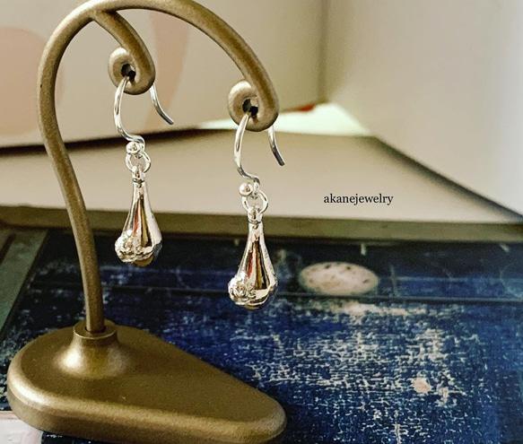 雫にくっ付く小さなカエルのピアス 4枚目の画像