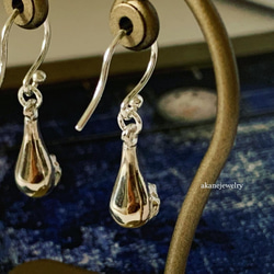 雫にくっ付く小さなカエルのピアス 5枚目の画像