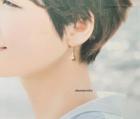 雫にくっ付く小さなカエルのピアス 7枚目の画像