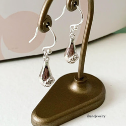 雫にくっ付く小さなカエルのピアス 6枚目の画像