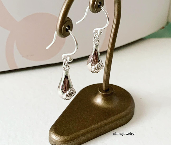 雫にくっ付く小さなカエルのピアス 6枚目の画像