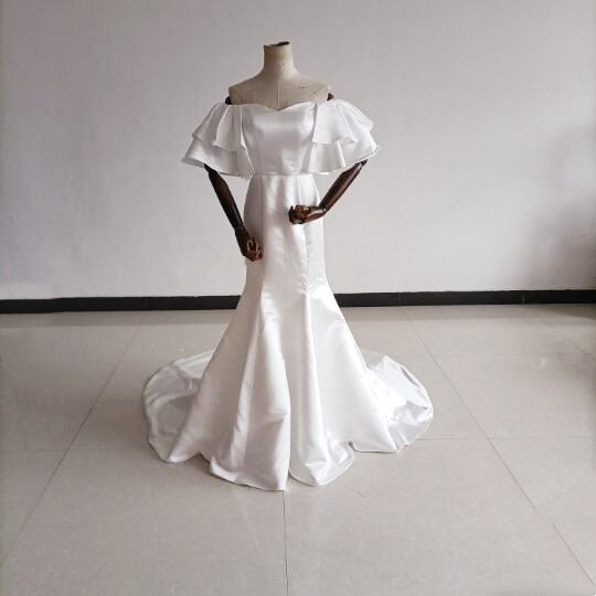 美品！フランス風 ウエディングドレス オフホワイト 光沢サテン オフショル 結婚式 憧れのドレス