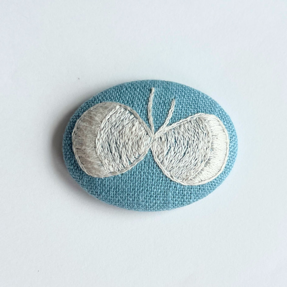 北欧風蝶々の刺繍ブローチ【hokuo】 ブローチ j.couture 通販 16613605