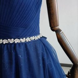 可愛い 紺 カラードレス 花嫁 ソフトチュール ベアトップ 取り外しオフショルダー 披露宴 10枚目の画像
