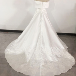 華やか ウェディングドレス 純白 高級刺繍 光沢サテン 憧れのドレス 花嫁/結婚式 4枚目の画像