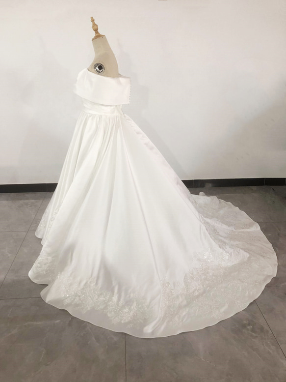 華やか ウェディングドレス 純白 高級刺繍 光沢サテン 憧れのドレス 花嫁/結婚式 3枚目の画像