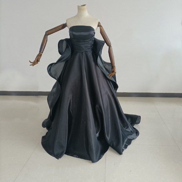 上品 ウエディングドレス ブラックカラードレス ベアトップ スタイリッシュなバックスタイル　花嫁/前撮り 1枚目の画像