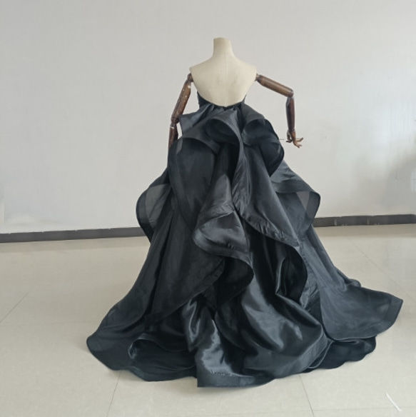 上品 ウエディングドレス ブラックカラードレス ベアトップ スタイリッシュなバックスタイル　花嫁/前撮り 2枚目の画像