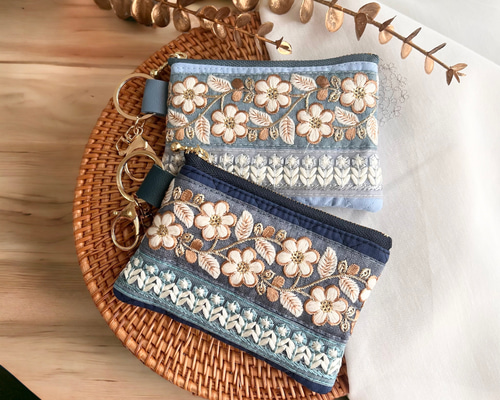 ●みく●ポーチ　ハンドメイド 花柄キルト 残り僅か☆ブラック×パープル系のお花柄◇インド刺繍×ふんわり
