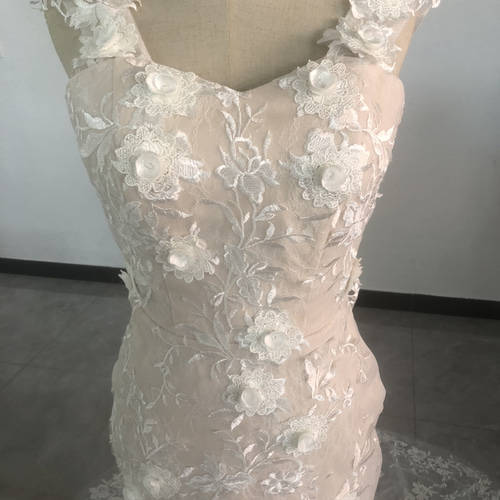 花柄のモチーフ刺繍が美しく 薄ピンク ウェディングドレス 抜群