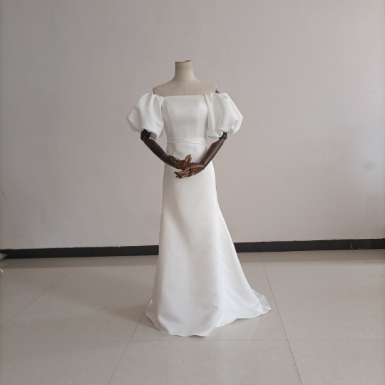 高品質！ ウェディングドレス オフホワイト 肩出し 抜群のおしゃれ見え 結婚式/二次会