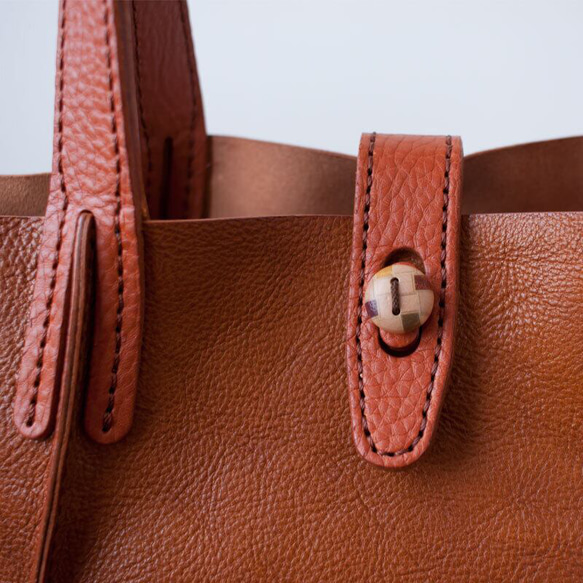 日本製牛革手縫いのボタントートバッグ / ライトブラウン 