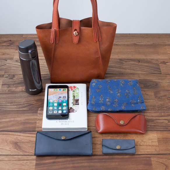 日本製牛革手縫いのボタントートバッグ / ライトブラウン 