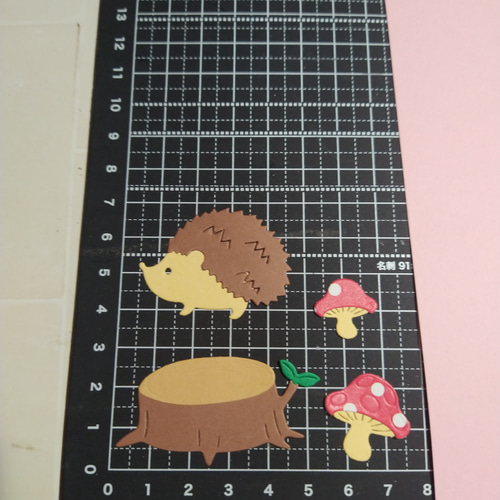 ダイカット 秋 ハリネズミと切り株 クラフトパンチ アルバム 素材