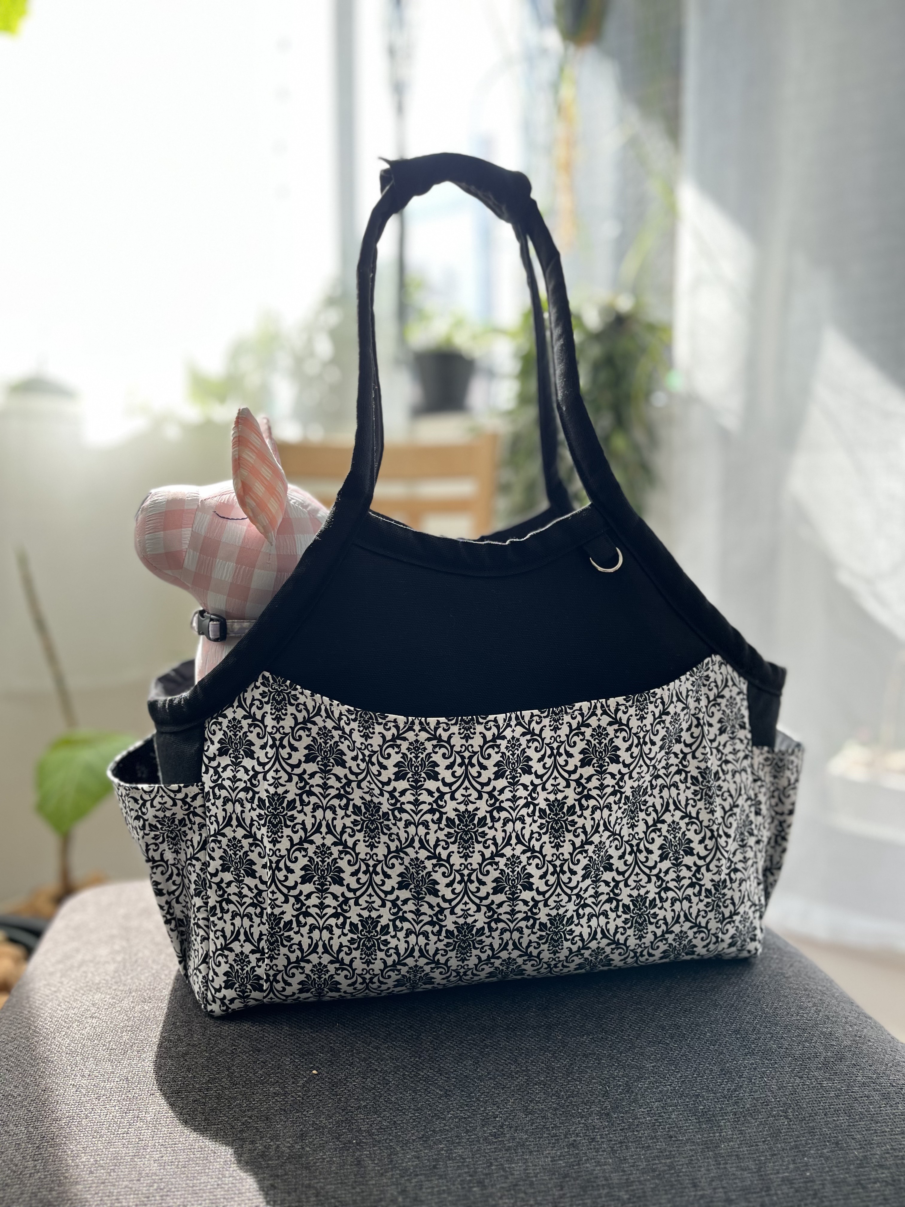 ペット用キャリーバッグ　(Mサイズ） 飛び出し防止リード、メッシュネット付き