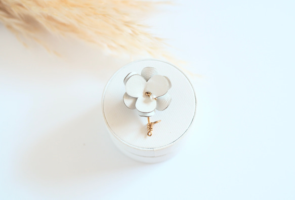 革花ブローチ　ホワイト 3枚目の画像