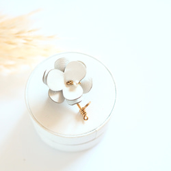 革花ブローチ　ホワイト 4枚目の画像