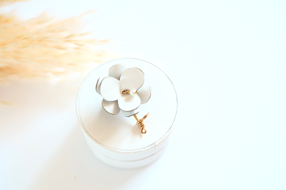 革花ブローチ　ホワイト 4枚目の画像