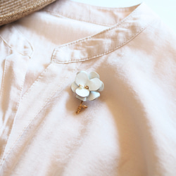 革花ブローチ　ホワイト 2枚目の画像