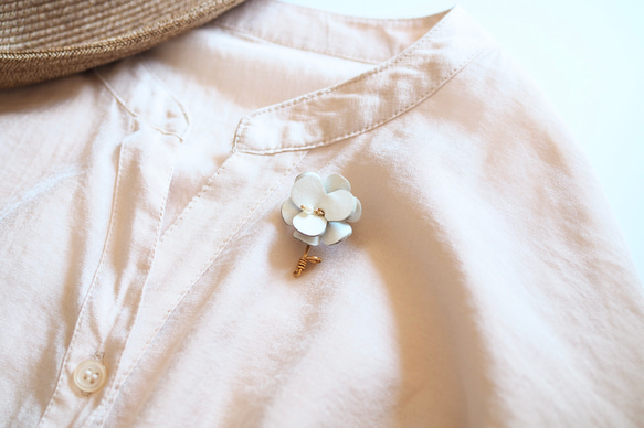 革花ブローチ　ホワイト 2枚目の画像