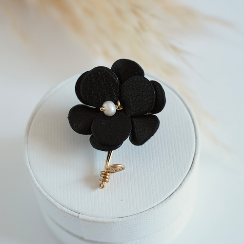 革花ブローチ ブラック ブローチ prikish 通販 16615164｜Creema(クリーマ)