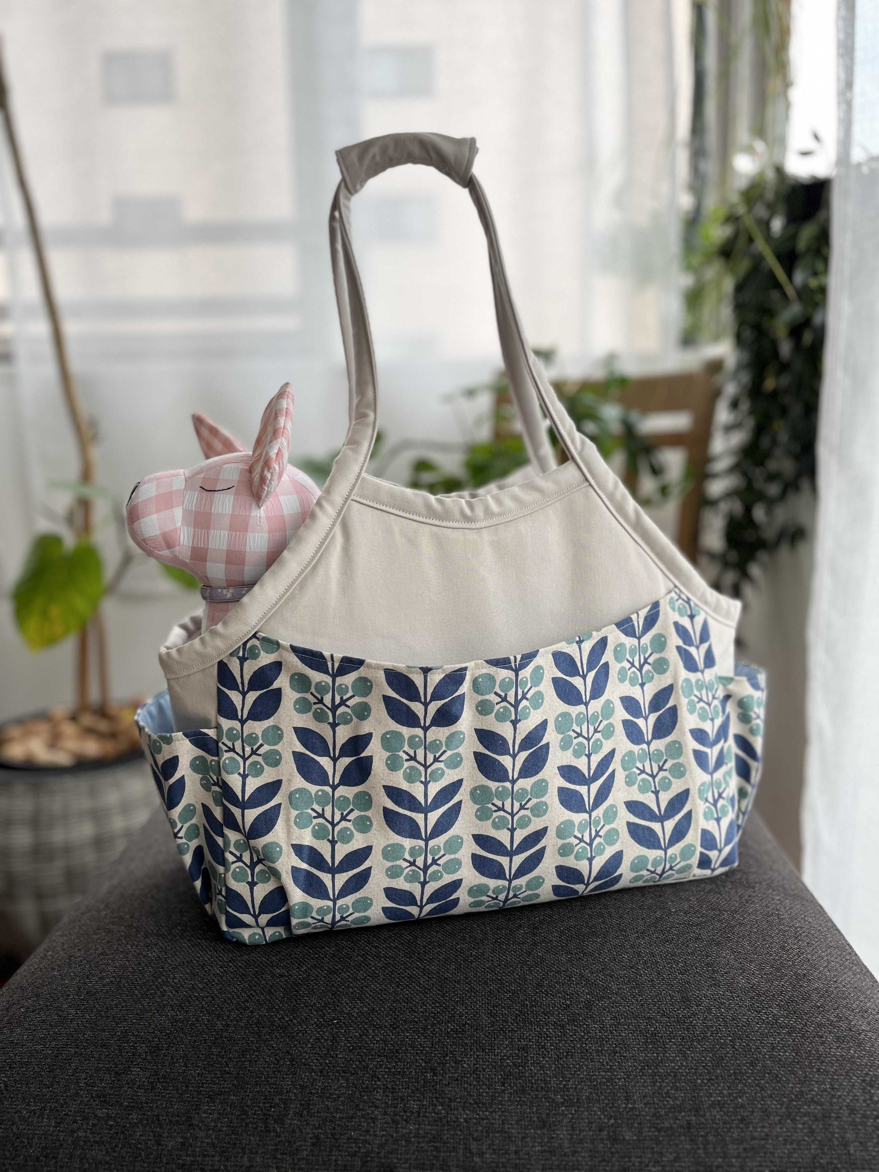 ペット用キャリーバッグ　(Mサイズ)  飛び出し防止リード、メッシュネット付き