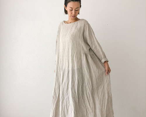 美品【three dots】バックオープン 麻 リネン100 ギャザーワンピース Olu.（オルドット）の「【Sae Okazaki × Olu.】バックオープン