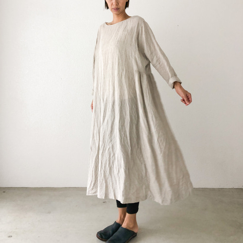 美品【three dots】バックオープン 麻 リネン100 ギャザーワンピース