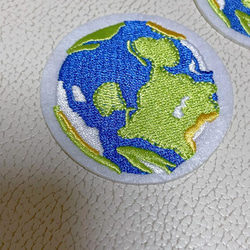 446.地球の刺繍アイロンワッペン2枚セット 2枚目の画像