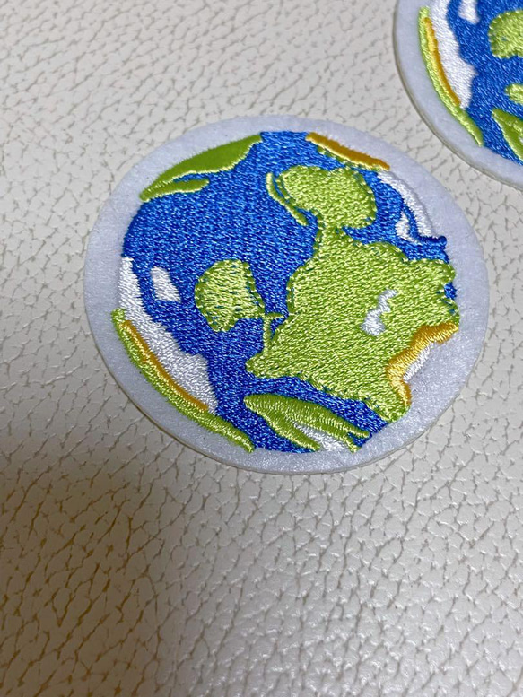 446.地球の刺繍アイロンワッペン2枚セット 2枚目の画像